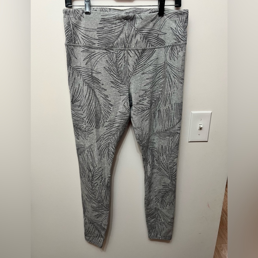 Women’s Athleta Gray Palm Leaf print Leggings size L